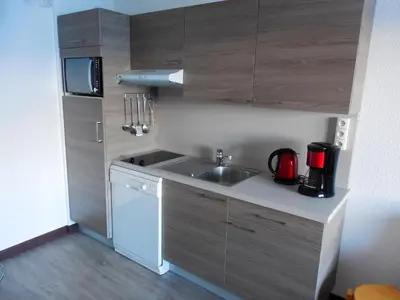 Cuisine ou kitchenette dans l'établissement Appartement confortable à La Plagne-Tarentaise 34 m² avec balcon