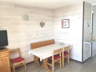 Cuisine ou kitchenette dans l'établissement Appartement confortable à La Plagne-Tarentaise 34 m² avec balcon