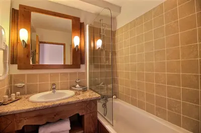Salle de bains dans l'établissement ARC 1950 - Appartement 10 personnes Duplex Cheminée - ski aux pieds - Sauna, Hammam, Jacuzzi