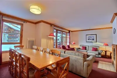 Coin salon dans l'établissement ARC 1950 - Appartement 10 personnes Duplex Cheminée - ski aux pieds - Sauna, Hammam, Jacuzzi