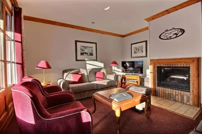 Coin salon dans l'établissement ARC 1950 - Appartement 10 personnes Duplex Cheminée - ski aux pieds - Sauna, Hammam, Jacuzzi