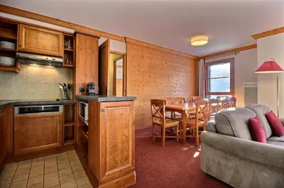 Cuisine ou kitchenette dans l'établissement ARC 1950 - Appartement 10 personnes Duplex Cheminée - ski aux pieds - Sauna, Hammam, Jacuzzi