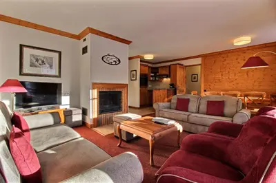Coin salon dans l'établissement ARC 1950 - Appartement 10 personnes Duplex Cheminée - ski aux pieds - Sauna, Hammam, Jacuzzi