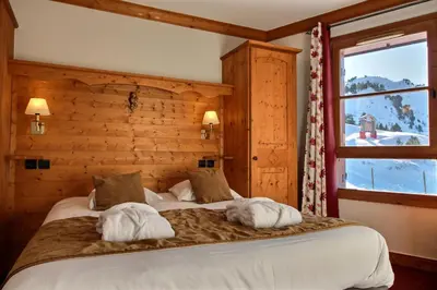 Un ou plusieurs lits dans un hébergement de l'établissement ARC 1950 - Appartement 10 personnes Duplex Cheminée - ski aux pieds - Sauna, Hammam, Jacuzzi
