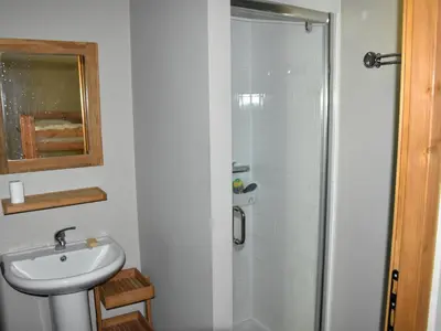 Salle de bains dans l'établissement Appartement spacieux 8 pers, proche pistes - FR-1-464-222