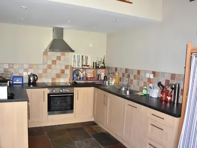 Cuisine ou kitchenette dans l'établissement Appartement spacieux 8 pers, proche pistes - FR-1-464-222