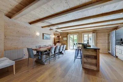Cuisine ou kitchenette dans l'établissement CHALET AROLAY