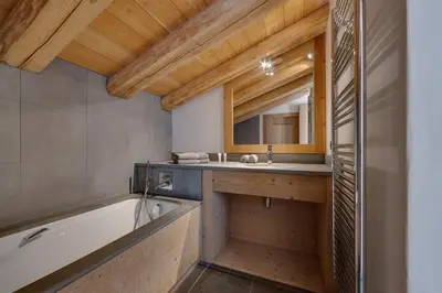 Salle de bains dans l'établissement CHALET AROLAY