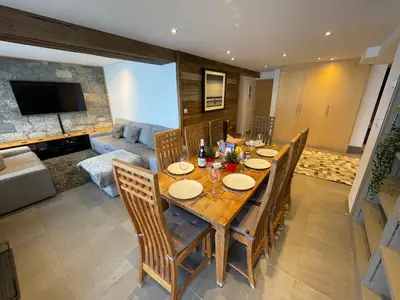 Télévision ou salle de divertissement dans l'établissement Ski in-Ski out! Spacious & Stylish Apartment for 8 in the heart of Lavachet