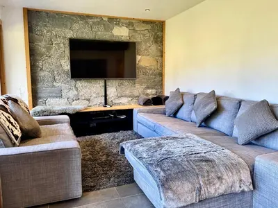 Coin salon dans l'établissement Ski in-Ski out! Spacious & Stylish Apartment for 8 in the heart of Lavachet