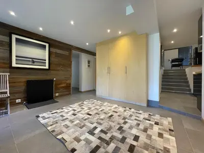 Télévision ou salle de divertissement dans l'établissement Ski in-Ski out! Spacious & Stylish Apartment for 8 in the heart of Lavachet