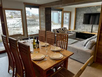Coin salon dans l'établissement Ski in-Ski out! Spacious & Stylish Apartment for 8 in the heart of Lavachet