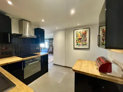 Cuisine ou kitchenette dans l'établissement Ski in-Ski out! Spacious & Stylish Apartment for 8 in the heart of Lavachet