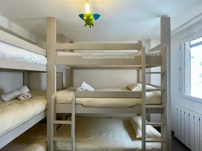Un ou plusieurs lits dans un hébergement de l'établissement Ski in-Ski out! Spacious & Stylish Apartment for 8 in the heart of Lavachet
