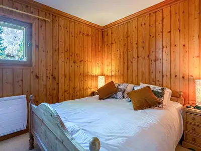 Un ou plusieurs lits dans un hébergement de l'établissement Appartement spacieux avec sauna, cheminée, wifi et garage - Val d'Isère - FR-1-694-336