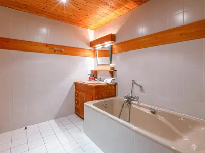 Salle de bains dans l'établissement Appartement spacieux avec sauna, cheminée, wifi et garage - Val d'Isère - FR-1-694-336
