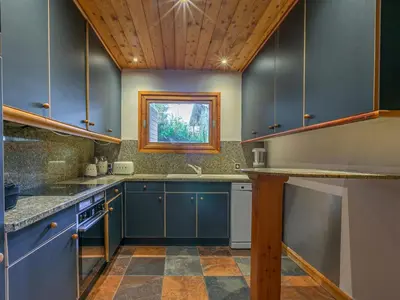 Cuisine ou kitchenette dans l'établissement Appartement spacieux avec sauna, cheminée, wifi et garage - Val d'Isère - FR-1-694-336