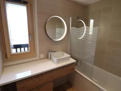 Salle de bains dans l'établissement Appartement skis aux pieds, balcon vue montagne, WIFI, 4 pers. - FR-1-502-541