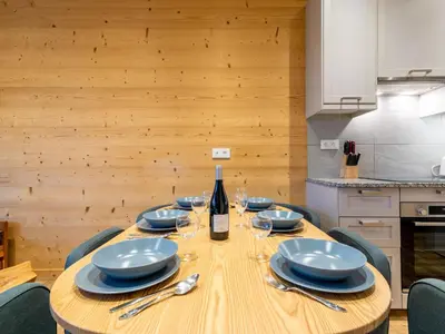 Cuisine ou kitchenette dans l'établissement Apartment Le Hameau du Borsat - Val Claret-14 by Interhome