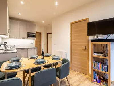 Cuisine ou kitchenette dans l'établissement Apartment Le Hameau du Borsat - Val Claret-14 by Interhome