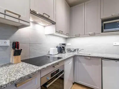 Cuisine ou kitchenette dans l'établissement Apartment Le Hameau du Borsat - Val Claret-14 by Interhome