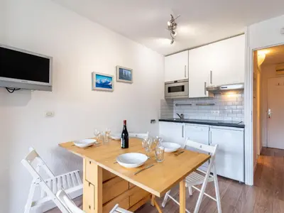 Cuisine ou kitchenette dans l'établissement Studio Home Club - Lavachet-11 by Interhome