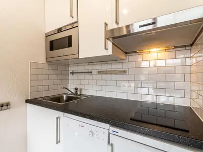 Cuisine ou kitchenette dans l'établissement Studio Home Club - Lavachet-11 by Interhome