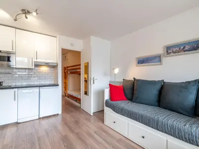 Cuisine ou kitchenette dans l'établissement Studio Home Club - Lavachet-11 by Interhome