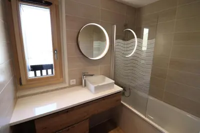 Salle de bains dans l'établissement Résidence Bec Rouge - Appartement rénové·Skis aux pieds·Balcon MAE-8214