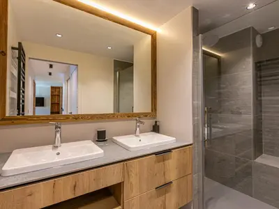 Salle de bains dans l'établissement Cocon intime avec WiFi et garage au pied des pistes – résidence neuve de standing - FR-1-694-338