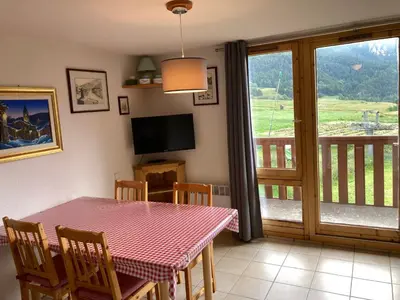 Télévision ou salle de divertissement dans l'établissement Duplex cosy à Termignon-Val Cenis, 7 pers, au pied des pistes, balcon, garage, Wi-Fi gratuit - FR-1-508-295