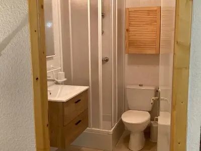 Salle de bains dans l'établissement Duplex cosy à Termignon-Val Cenis, 7 pers, au pied des pistes, balcon, garage, Wi-Fi gratuit - FR-1-508-295