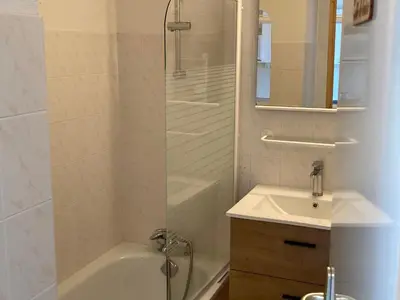 Salle de bains dans l'établissement Duplex cosy à Termignon-Val Cenis, 7 pers, au pied des pistes, balcon, garage, Wi-Fi gratuit - FR-1-508-295