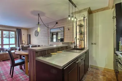 Cuisine ou kitchenette dans l'établissement Appartement T3 ARC 1950 skis aux pieds Sauna, Hammam, Jacuzzi