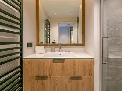 Salle de bains dans l'établissement Cocon intime avec WiFi, garage, et accès direct aux pistes dans résidence neuve à Val d'Isère - FR-1-694-339