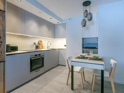 Cuisine ou kitchenette dans l'établissement Cocon intime avec WiFi, garage, et accès direct aux pistes dans résidence neuve à Val d'Isère - FR-1-694-339