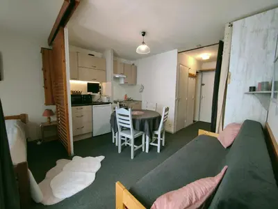 Cuisine ou kitchenette dans l'établissement Arc 2000 - Charmant appartement 4 personnes, chambre séparée, calme et en plein centre