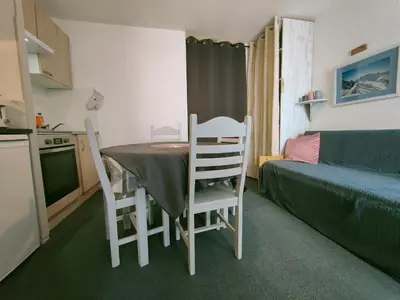 Cuisine ou kitchenette dans l'établissement Arc 2000 - Charmant appartement 4 personnes, chambre séparée, calme et en plein centre