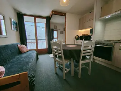 Cuisine ou kitchenette dans l'établissement Arc 2000 - Charmant appartement 4 personnes, chambre séparée, calme et en plein centre
