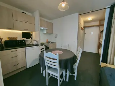 Cuisine ou kitchenette dans l'établissement Arc 2000 - Charmant appartement 4 personnes, chambre séparée, calme et en plein centre
