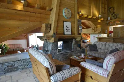 Coin salon dans l'établissement Ski & Spa 4 p, Résidence avec Piscine