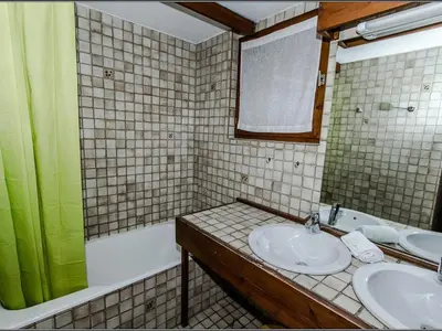 Salle de bains dans l'établissement Appartement confortable Centre station - FR-1-518-139