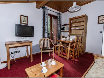 Télévision ou salle de divertissement dans l'établissement Appartement confortable 6 pers - Centre Val-d'Isère - FR-1-518-140