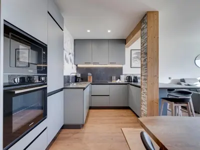 Cuisine ou kitchenette dans l'établissement Appartement rénové, près des pistes, pour 8 personnes - FR-1-641-32