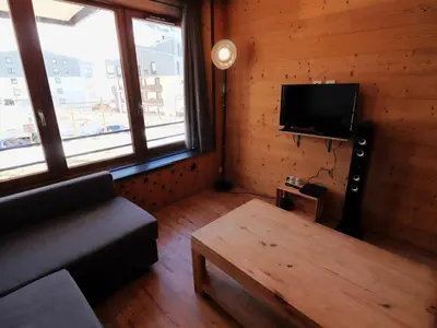 Télévision ou salle de divertissement dans l'établissement Appartement confortable au pied des pistes - 6 personnes - FR-1-502-546