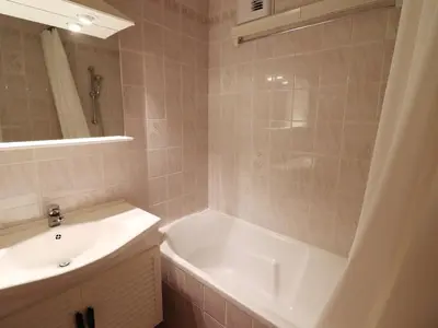Salle de bains dans l'établissement Appartement confortable au pied des pistes - 6 personnes - FR-1-502-546