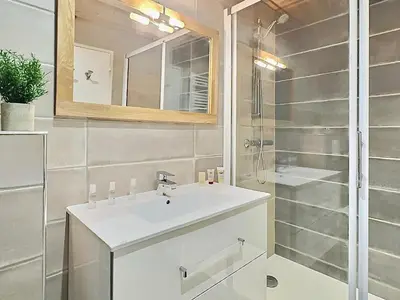 Salle de bains dans l'établissement Sublime T2 rénové proche centre Val Claret pour 6 personnes - FR-1-411-914