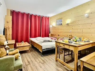 Coin salon dans l'établissement Sublime T2 rénové proche centre Val Claret pour 6 personnes - FR-1-411-914