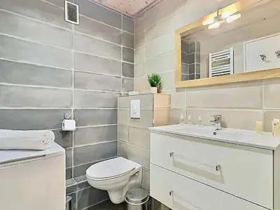 Salle de bains dans l'établissement Sublime T2 rénové proche centre Val Claret pour 6 personnes - FR-1-411-914