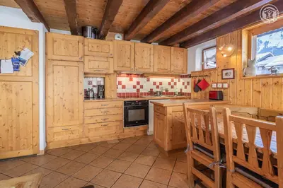 Cuisine ou kitchenette dans l'établissement Magnifique chalet Mistouflon